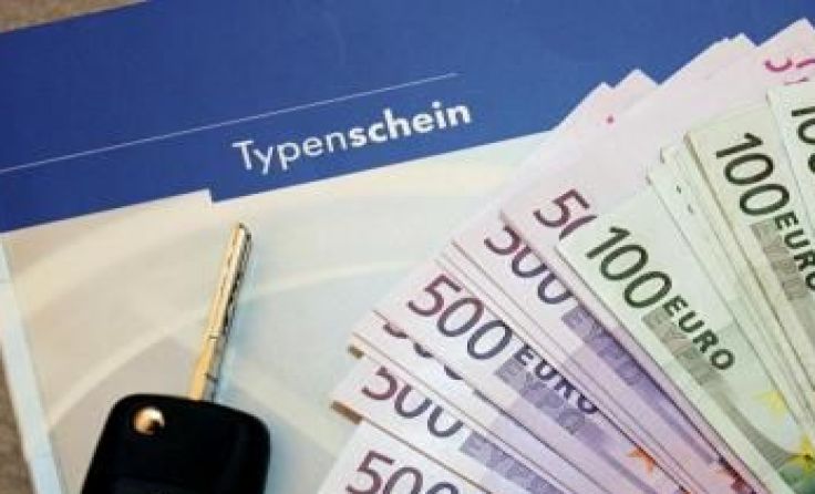 Geld sowie einen PKW ergaunerte sich ein 42-jähriger Slowake. Symbolfoto: Weihbold