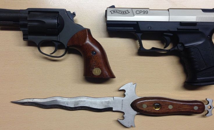 Die Polizei fand in der Wohnung des 61-Jährigen mehrere Waffen. Foto: Polizei Linz