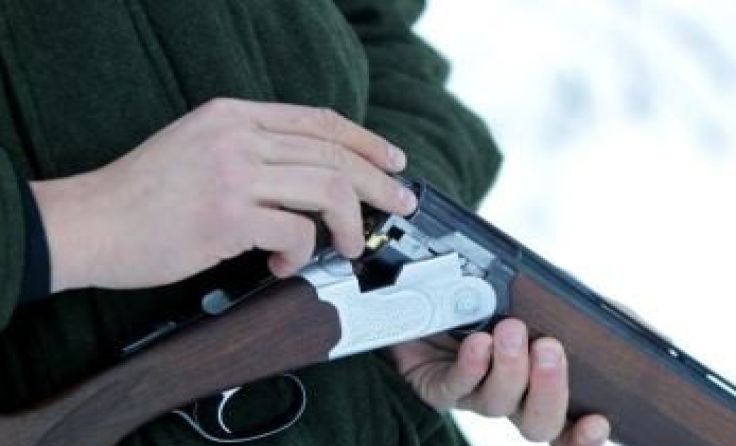 Die unbekannten Täter feuerten zwei Schüsse aus einen Schotgewehr ab. Symbolfoto: Weihbold