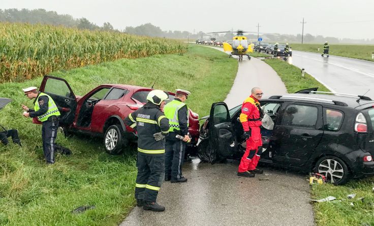 Zwei Verletzte forderte der Verkehrsunfall im Kreuzungsbereich. Fotos: FOTOKERSCHI/HANNES DRAXLER