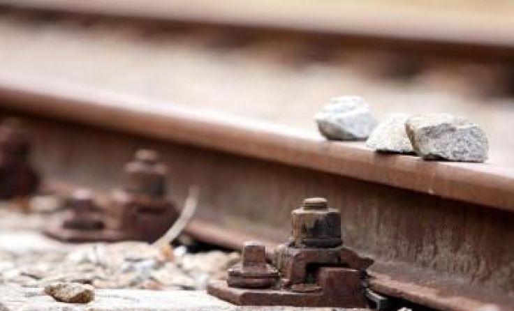 Fünf faustgroße Granitsteine hatten die Unbekannten auf die Schienen gelegt. Symbolfoto: Weihbold