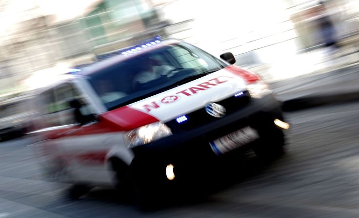 Drei Personen, darunter zwei Kinder, wurden bei dem Unfall verletzt. Symbolfoto: Weihbold