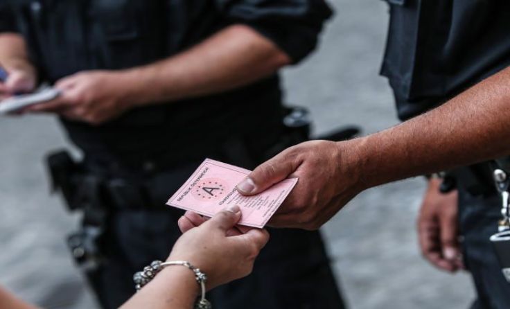 Den Führerschein ist der 23-Jährige vorerst los. Symbolfoto: Weihbold