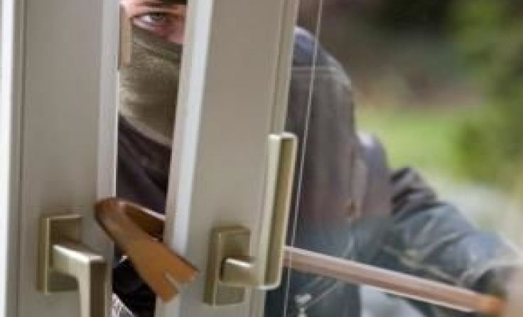 Die Täter gelangten durch ein ebenerdiges Fenster in das Firmengebäude. Symbolfoto: Wodicka