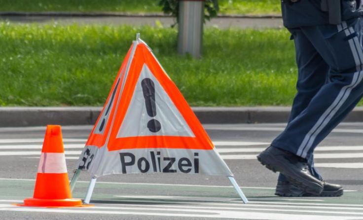Die Almsee Landesstraße war rund zwei Stunden gesperrt. Symbolfoto: Wodicka
