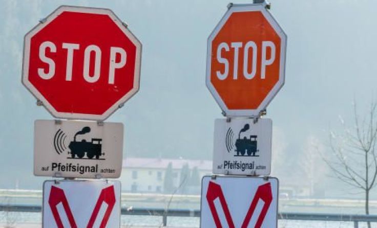Der PKW-Lenker dürfte die Stoppschilder übersehen haben. Symbolfoto: Wodicka