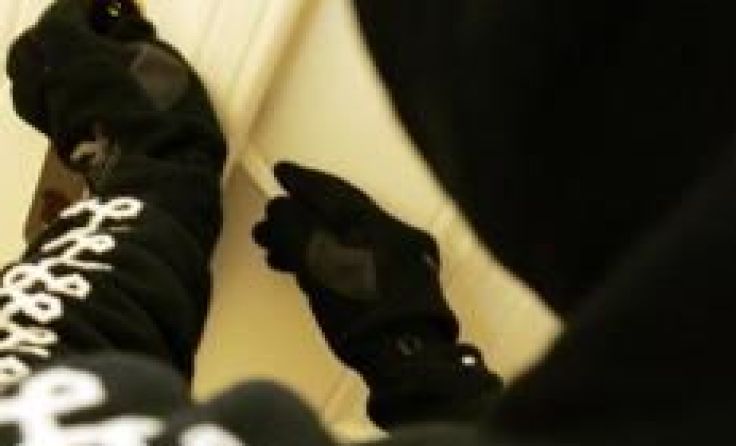 Die bislang unbekannten Täter brachen die Wohnungstüre mit Gewalt auf. Symbolfoto: Weihbold