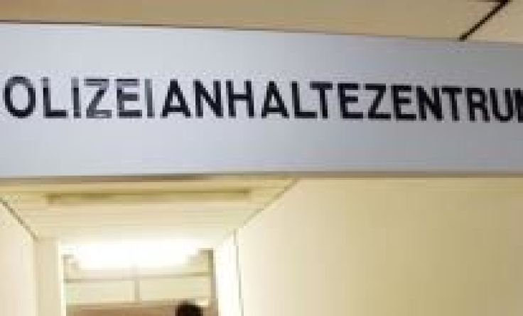 Die beiden 16-Jährigen wurden in das Polizeianhaltezentrum Linz mitgenommen. Symbolfoto: Weihbold