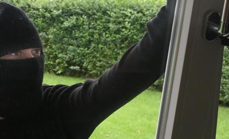 Die Einbrecher schlugen ein Fenster ein und gelangten so in die Werkstätte. Symbolfoto: Wodicka