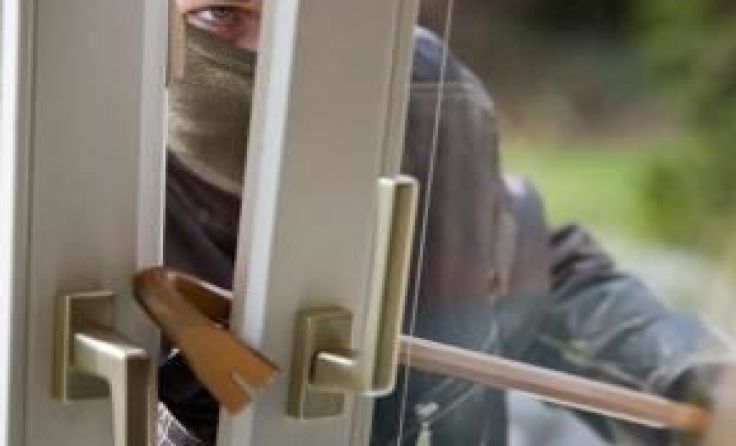 Die Täter kamen durch das gekippte Fenster in die Wohnung. Symbolfoto: Wodicka
