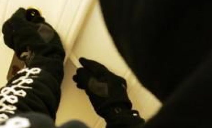 Die bislang unbekannten Täter brachen die Türe zur Werkstatt auf. Symbolfoto: Weihbold
