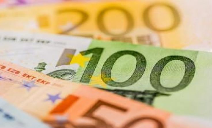 20.000 Euro händigte die 90-Jährige dem vermeintlichen Polizisten aus. Symbolfoto: Wodicka