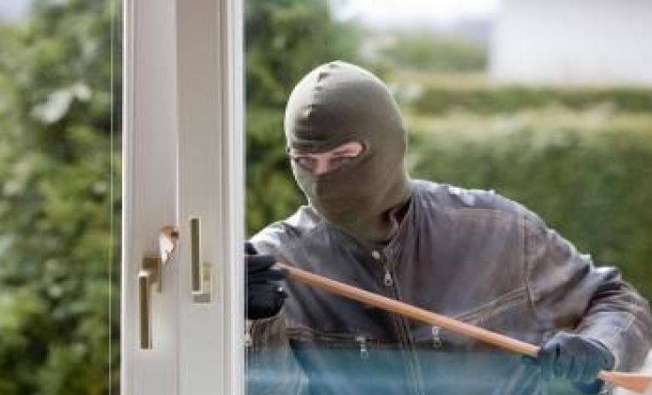 Der Täter gelangte über die Balkontüre in die Wohnung. Symbolfoto: Wodicka