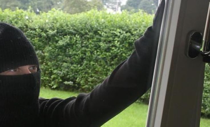 Die Täter schlugen ein Fenster ein und gelangten so in die Räumlichkeiten. Symbolfoto: Wodicka