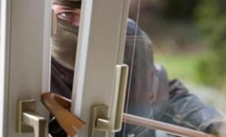 Die Täter verschafften sich über ein gekipptes Fenster Zutritt zur Firma. Symbolfoto: Wodicka