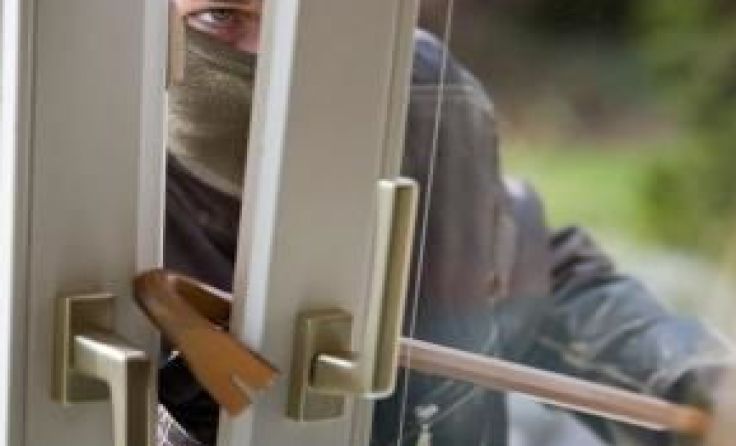 Die Täter zwängten ein Fenster auf und gelangten so in das Gebäude. Symbolfoto: Wodicka