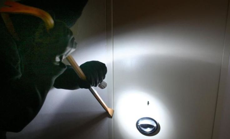 Der bislang unbekannte Täter riss den Tresor aus seiner Verankerung. Symbolfoto: Weihbold