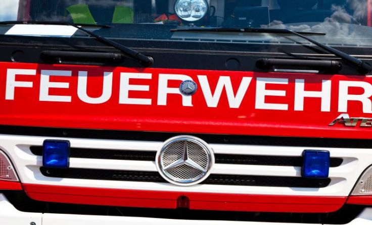 Die FF Hartkirchen übernahm die Bergung des total demolierten Fahrzeuges. Symbolfoto: Wodicka