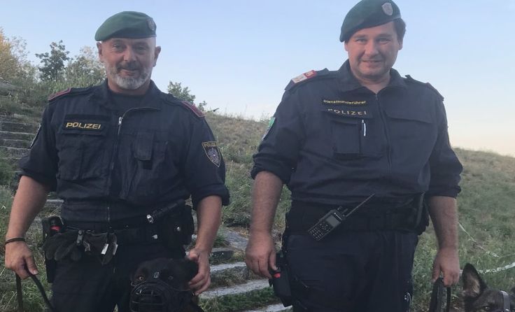 Die beiden Beamten und ihre Diensthunde retteten dem 34-Jährigen das Leben. Foto: Polizei