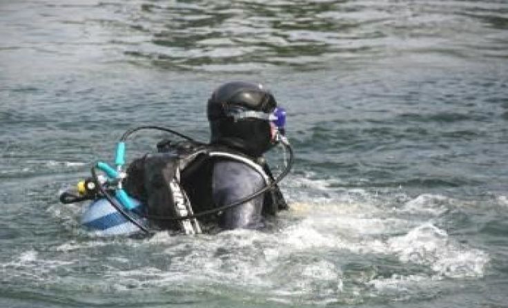 Neben der Wasserrettung und der Feuerwehr waren auch Taucher im Einsatz. Symbolfoto: Wodicka