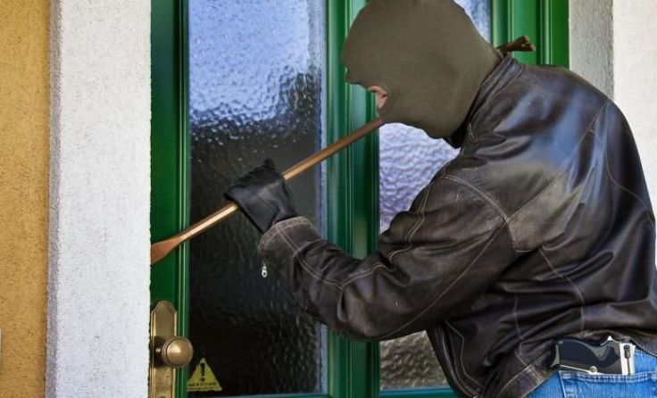 Die Täter brachen die Eingangstüre auf und durchsuchten die Räumlichkeiten. Symbolfoto: Wodicka