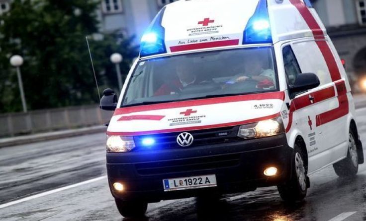 Die beiden verletzten Lenker wurden ins Salzkammergut-Klinikum gebracht. Symbolfoto: Weihbold