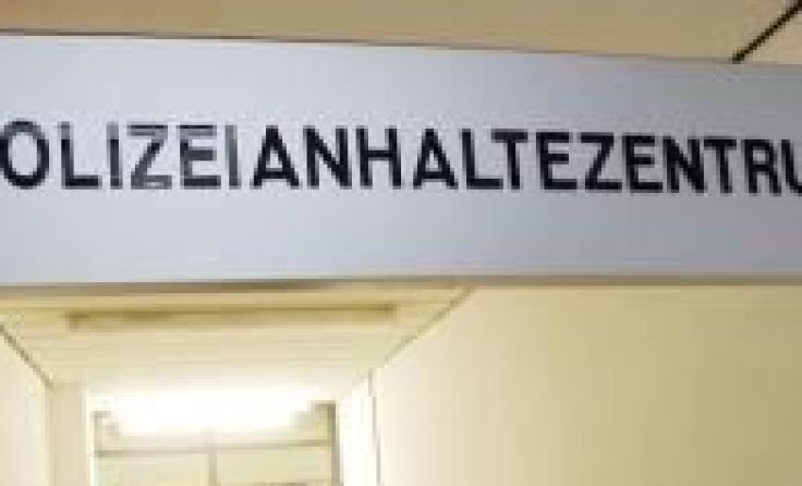 Die Beamten brachten den 32-Jährigen ins Polizeianhaltezentrum. Symbolfoto: Weihbold