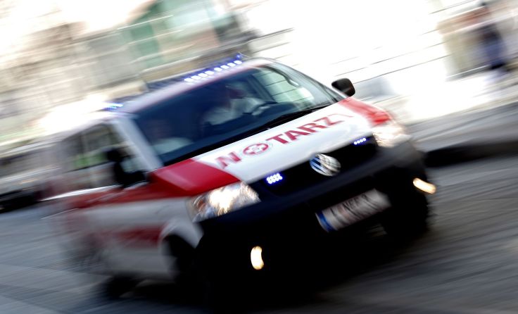 Der Notarzt brachte den Schwerverletzten ins Krankenhaus nach Ried. Symbolfoto: Weihbold