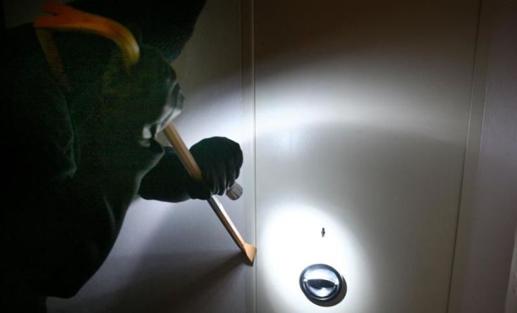 Die Täter zwängten die Türen auf und gelangten so zu den Rädern. Symbolfoto: Wodicka