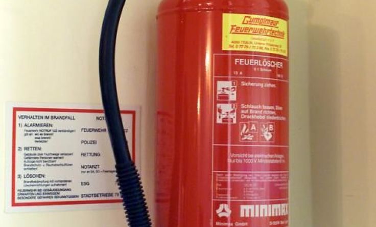Der Inhalt des Feuerlöschers wurde über Fahrzeuge und Boden versprüht. Symbolfoto: Wodicka