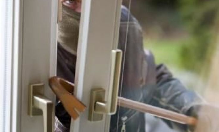 Die Täter gelangten durch das Aufzwängen von Fenstern in die Häuser. Symbolfoto: Weihbold