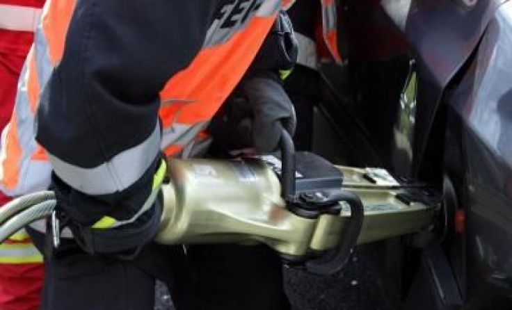 Die Feuerwehr musste die 78-Jährige aus ihrem PKW befreien. Symbolfoto: Weihbold