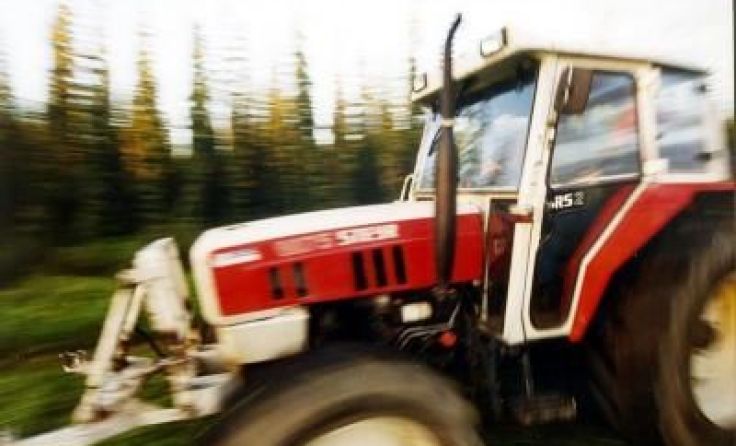 Der 60-Jährige wurden zwischen Traktor und Anhänger eingeklemmt. Symbolfoto: Weihbold