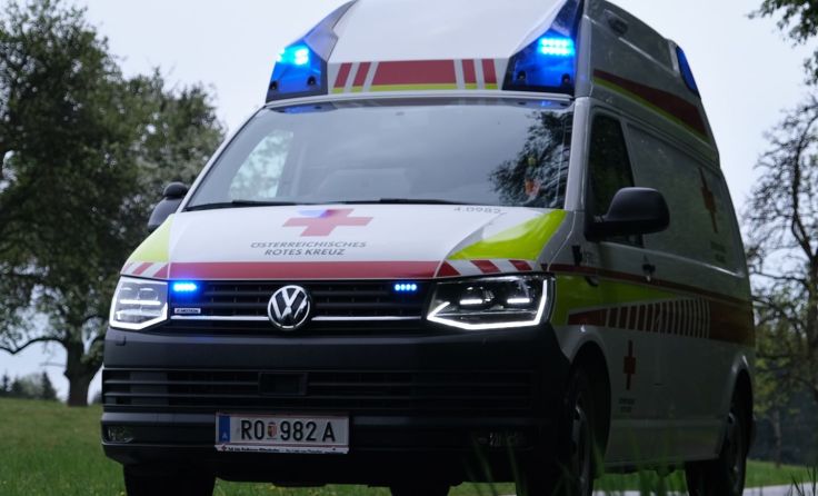 Rettung und Notarzt übernahmen die Erstversorgung des 37-Jährigen. Symbolfoto: Hannerphotography