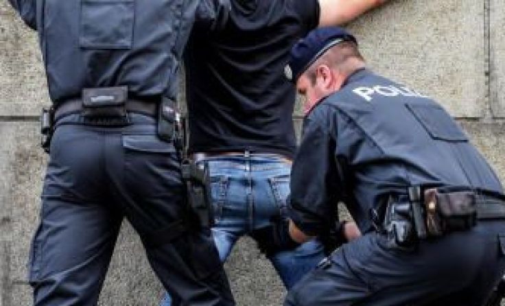 Dem aggressiven 50-Jährigen mussten Handfesseln angelegt werden. Symbolfoto: Weihbold