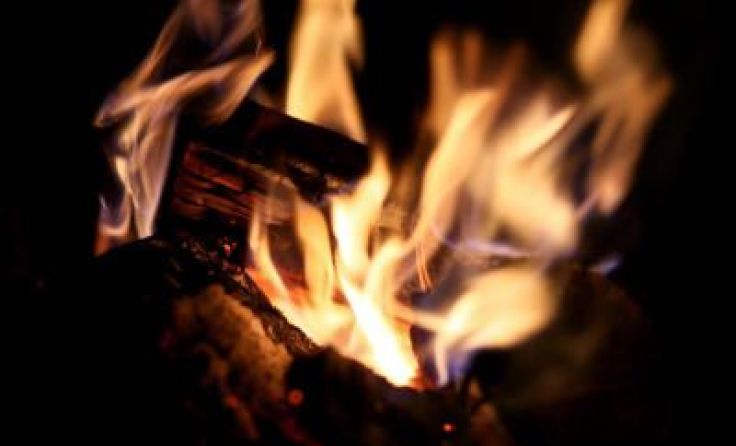 Das Dekorationsmaterial auf dem Kühlschrank fing Feuer. Symbolfoto: Weihbold