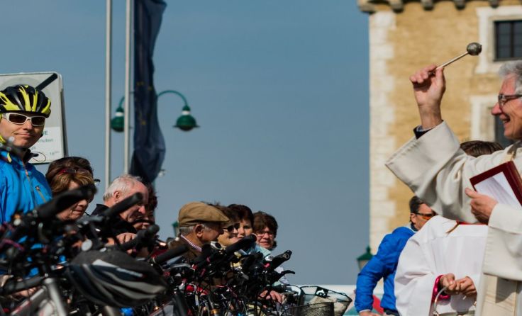 Pfarrmoderator Hans Fürst bei der Fahrradsegnung (Quelle: Roland Langthaler)
