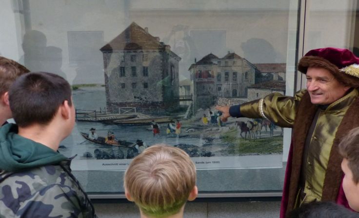 Karl-Heinz Sigl zeigte den Schülern als Lassla von Prag „sein“ mittelalterliches Mauthausen.