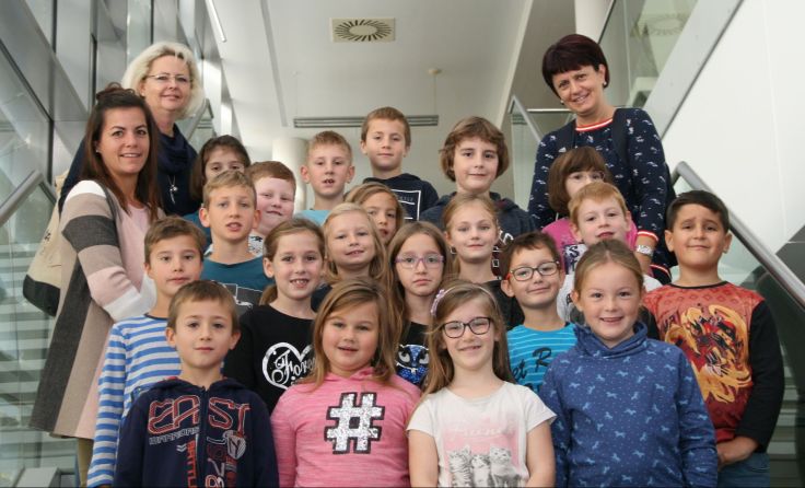 Volksschule Ruprechtshofen 2. Klasse mit den Pädagoginnen, Foto C. Pehn