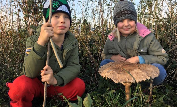 Die stolzen Zwillinge Sarah und Lukas mit dem Riesen-Parasol, Foto: Katrin Ressl