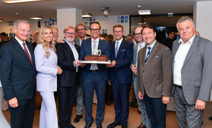 IV-OÖ-Geschäftsführer Joachim Haindl-Grutsch mit Torte (Foto: Böcksteiner Tatiana/cityfoto)