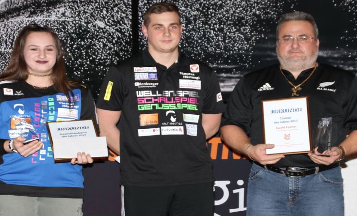 Sarah, David und Ewald Fischer (v. l.) bei der Ehrung des Österreichischen Gewichtheberverbands.
