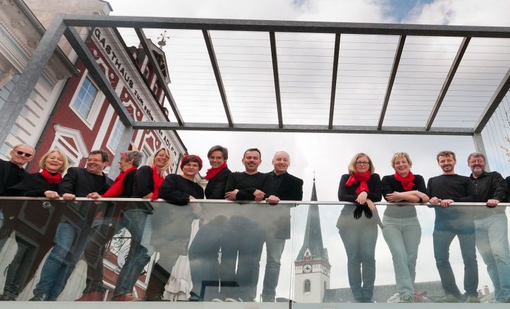 Das Ottensheimer Ensemble CHORnetto vor seiner Pfarrkirche