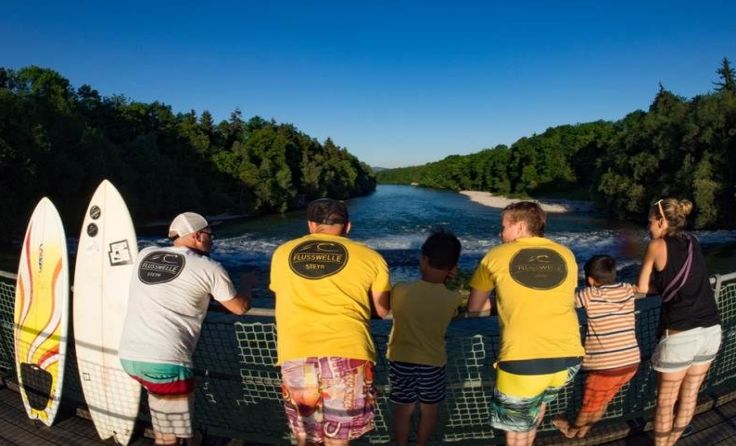 Die Flusswelle Steyr setzt sich für leidenschaftliche Surfer ein. Foto: Dominik Kaltenreiner
