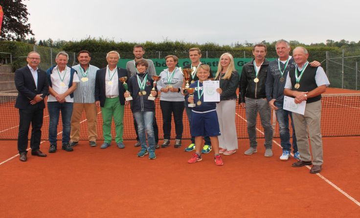 Die diesjährigen Tennis-Stadtmeister mit Bürgermeister Gerald Hackl (links)