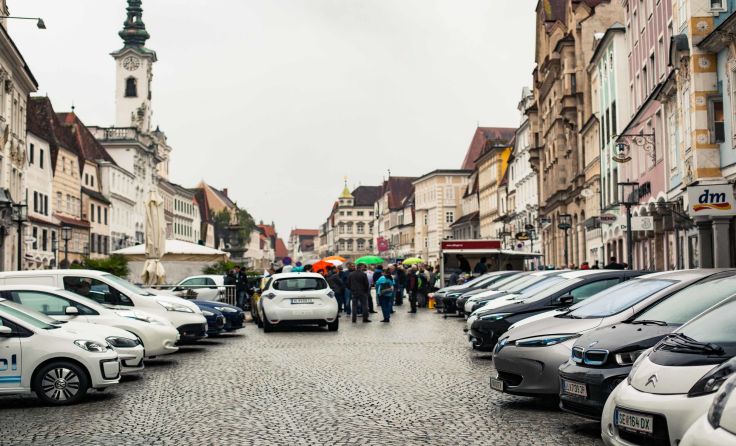 Die umweltfreundlichen E-Autos werden am Stadtplatz zu bestaunen sein.