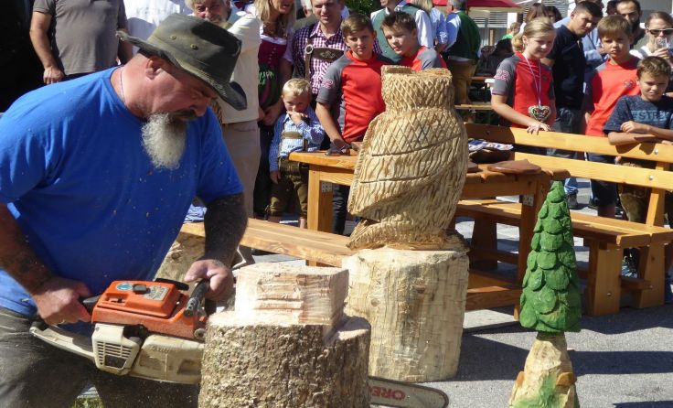 Thomas Hrouda aus Waldneukirchen fertigte Kunstwerke mit der Motorsäge. Foto: geh