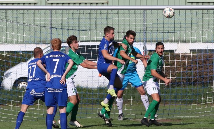 Die Aschacher konnten ihr erstes Bezirksliga-Spiel überhaupt gewinnen. Foto: Moser