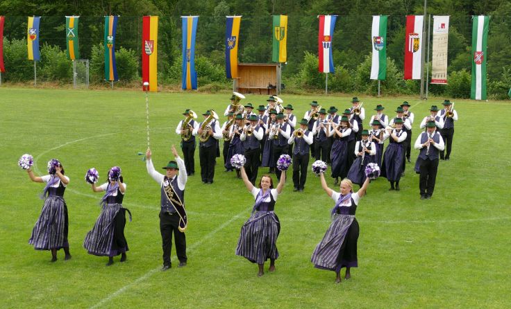 Die Musikkapelle beim Bezirksmusikfest am Kleinreiflinger Sportplatz Foto: Musikverein