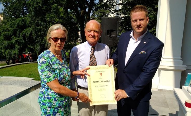 Der gleichnamige Enkel Hans Ledwinkas nahm die Ehrenurkunde entgegen. Foto: Stögmüller